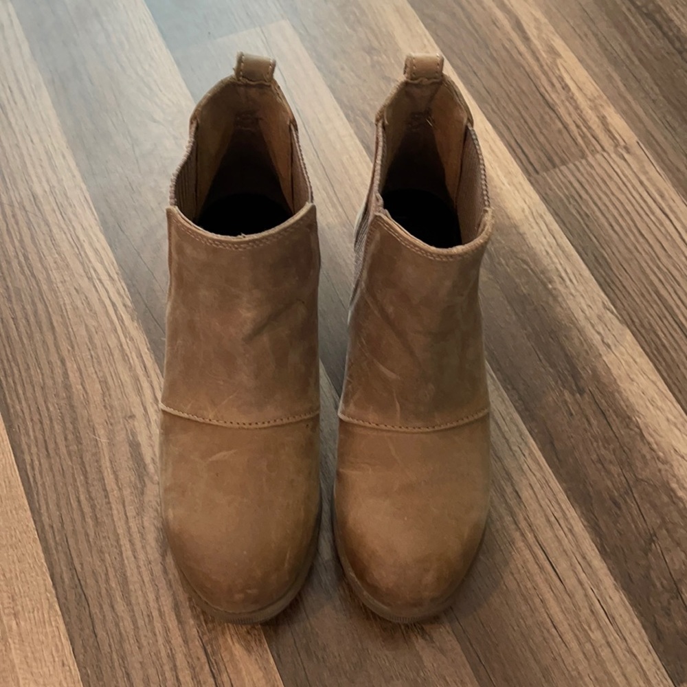 Sorel wedge boots! Gently worn a handful of times.